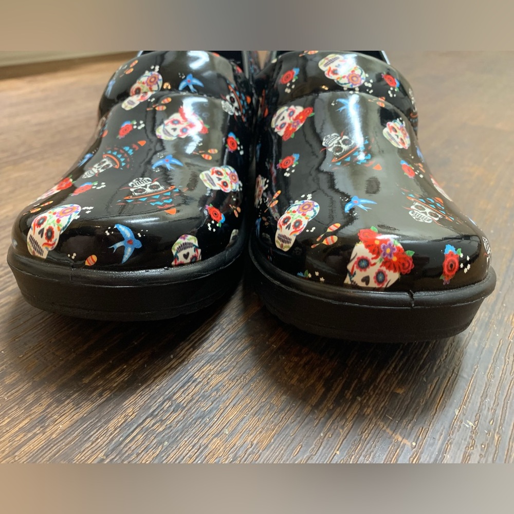 Easy Street Easy Works Laurie Day Of The Death Work Or Nurse Clogs Sugar Skulls - Picture 4 of 14